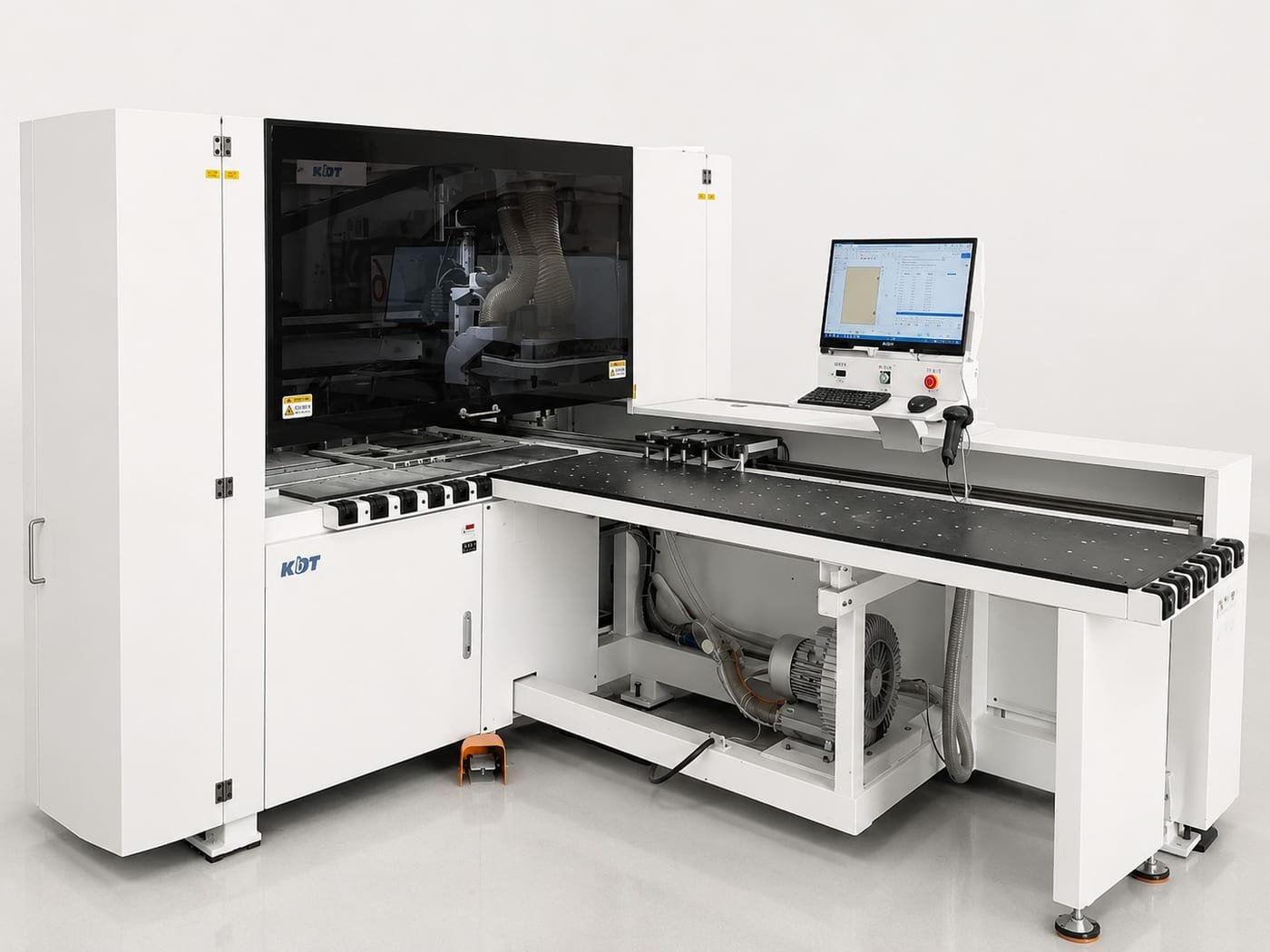 مكينة CNC من KDT للقص والتخريم داخل مصنع إيوان